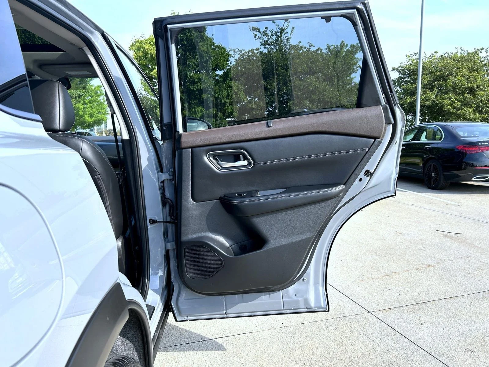 Used 2023 Gray Nissan Platinum image 17
