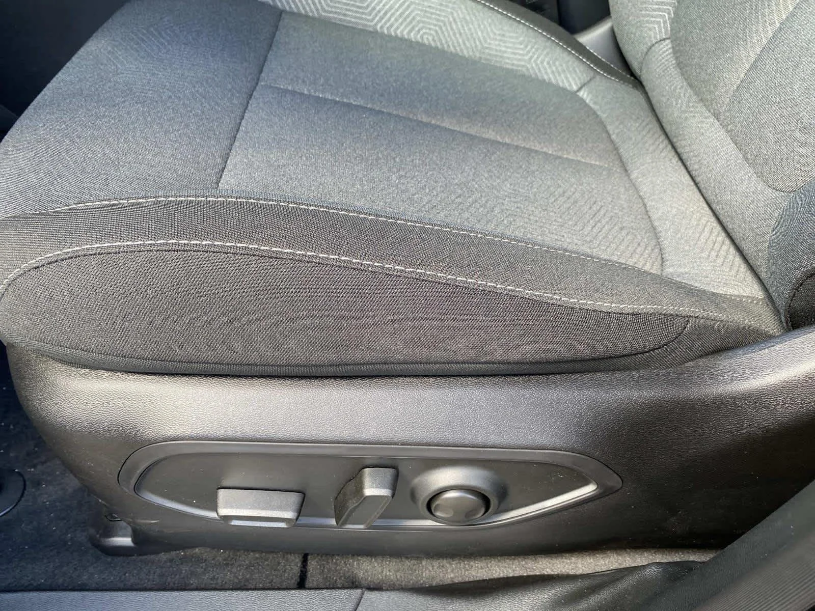 New 2026 Silver Zynith Clear-Coat Exterior Paint Jeep Laredo image 9