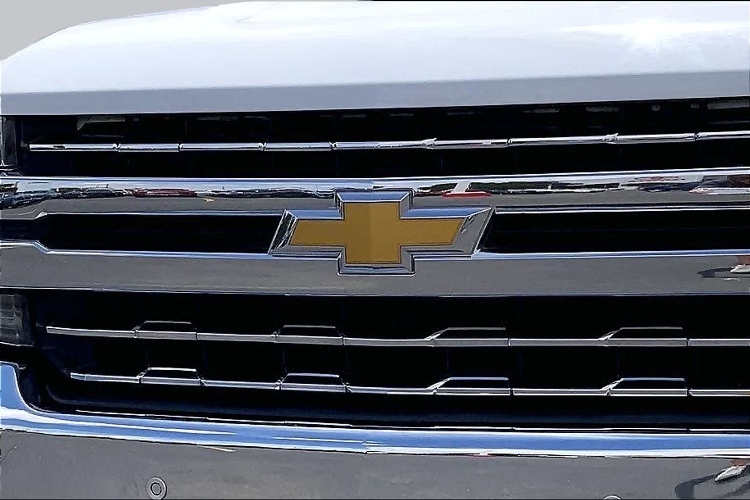 Used 2022 Summit White Chevrolet LTZ image 30