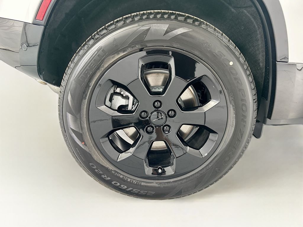 New 2026 Fuji White Land Rover X-Dynamic SE image 32