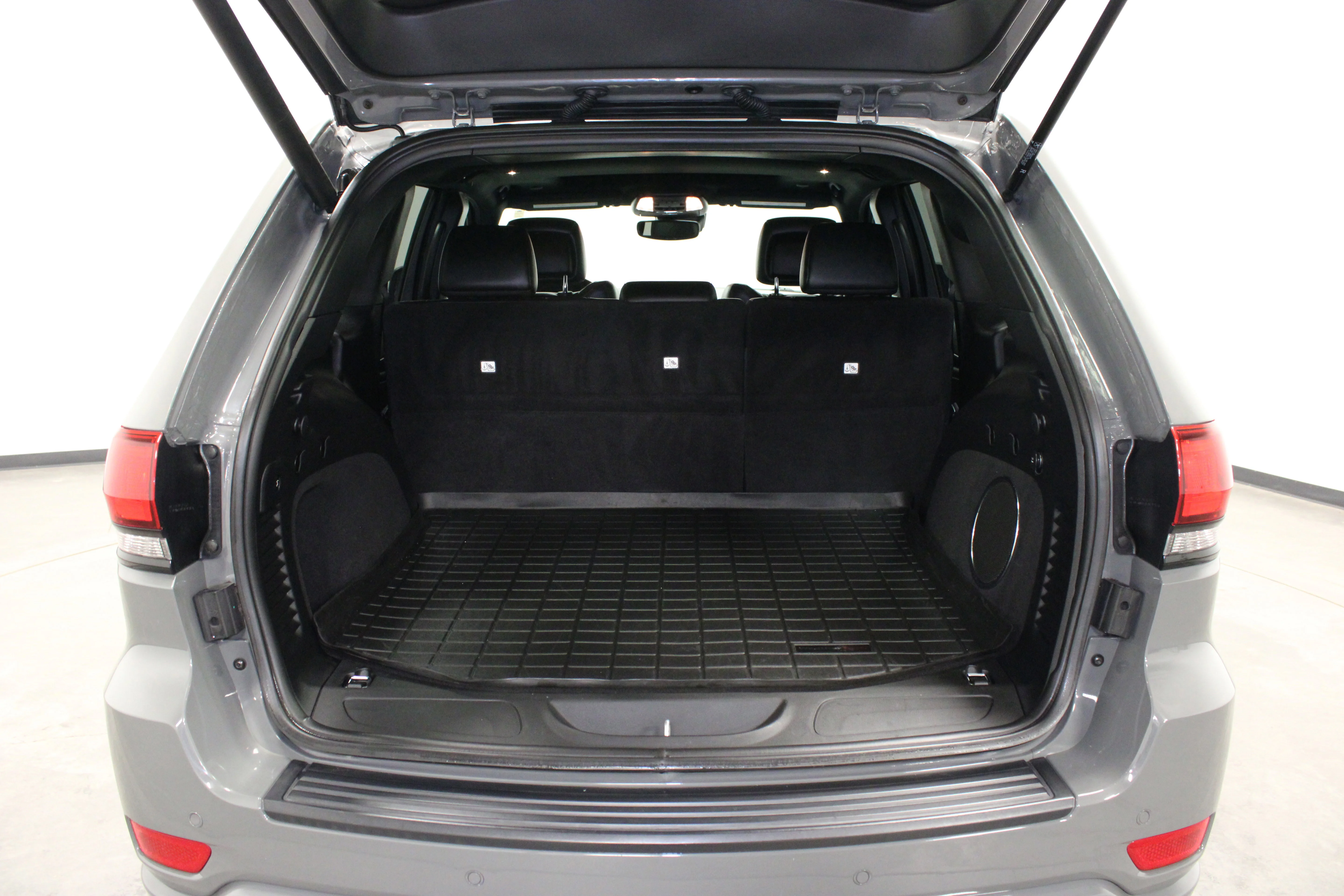Used 2020 Sting-Gray Clearcoat Jeep Altitude image 12