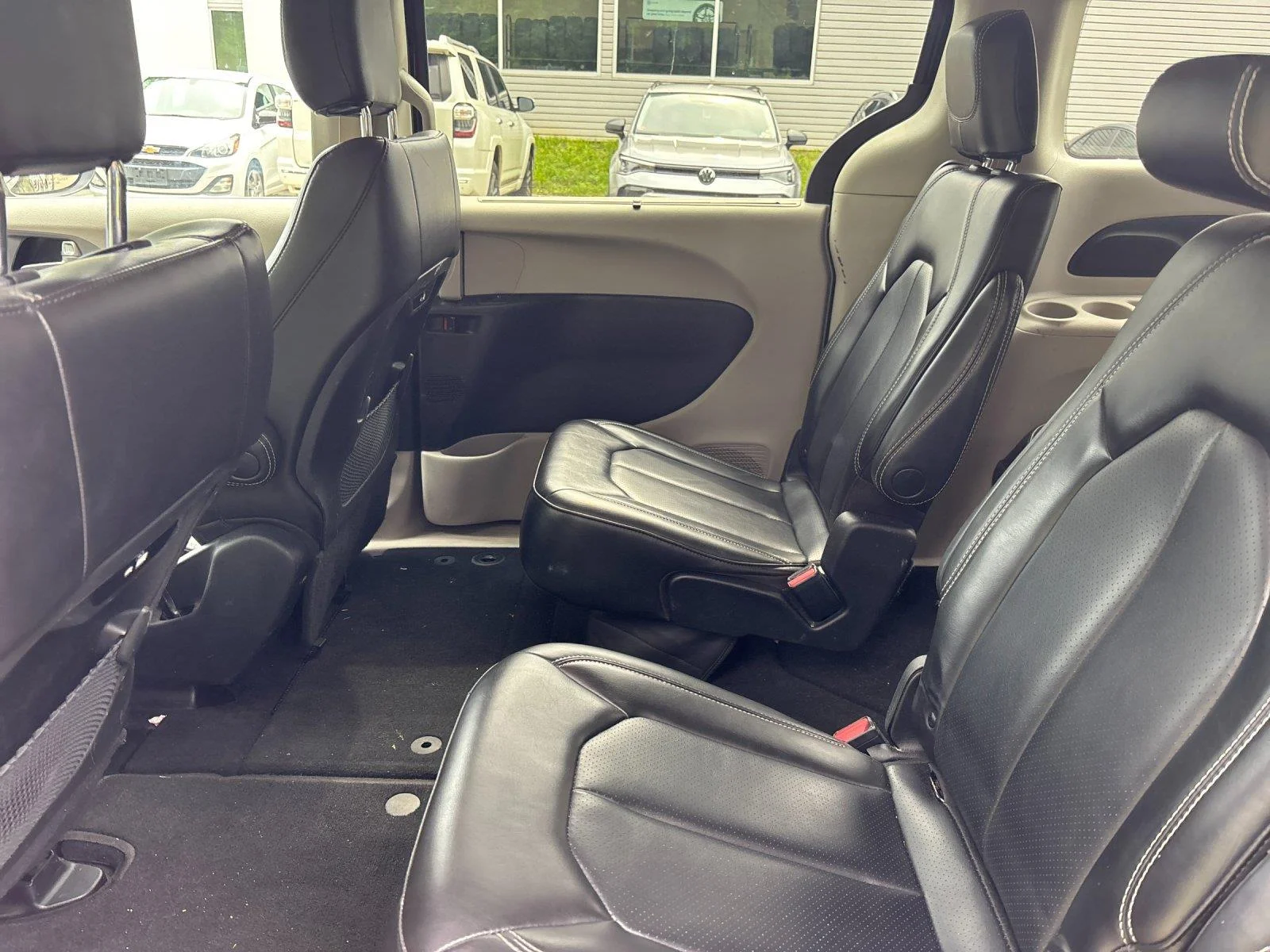 Used 2023 Brilliant Black Crystal Pearlcoat Chrysler Touring L image 31