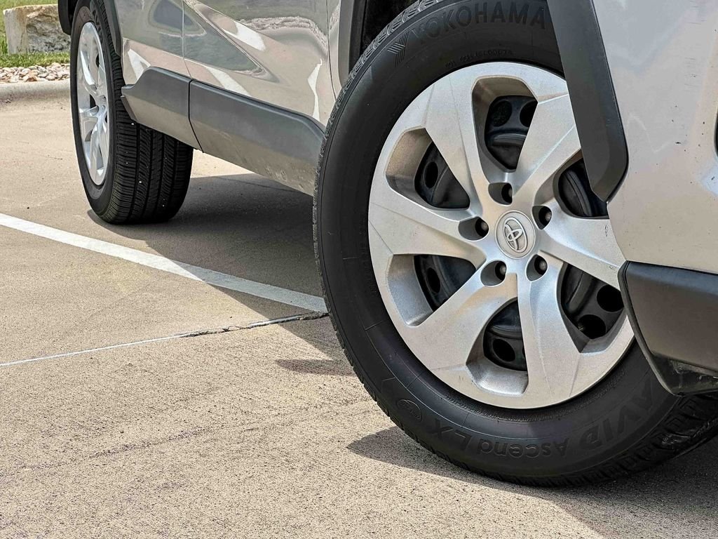 2020 Toyota RAV4 LE - Photo 9