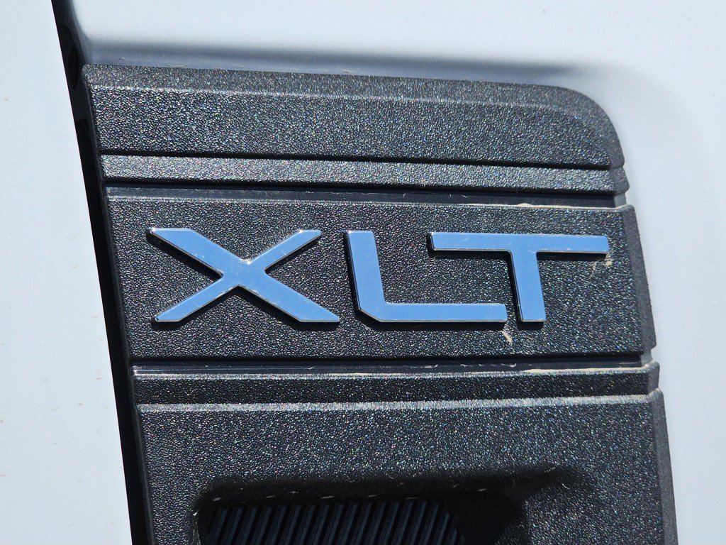 New 2025 Oxford White Ford XLT image 23