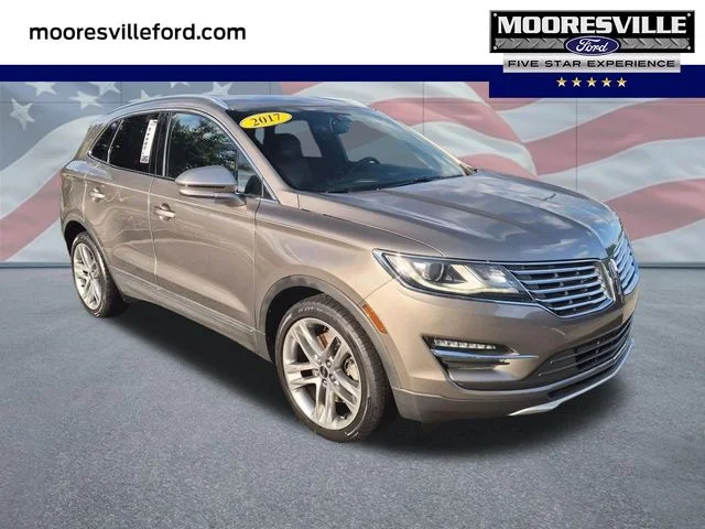 Used 2017 Silver Lincoln Reserve image 1