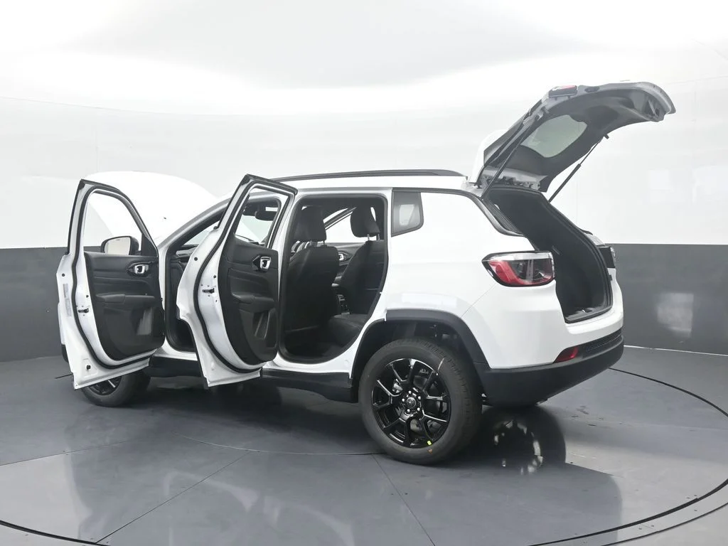 New 2026 Bright White Clear-Coat Exterior Paint Jeep Latitude image 67
