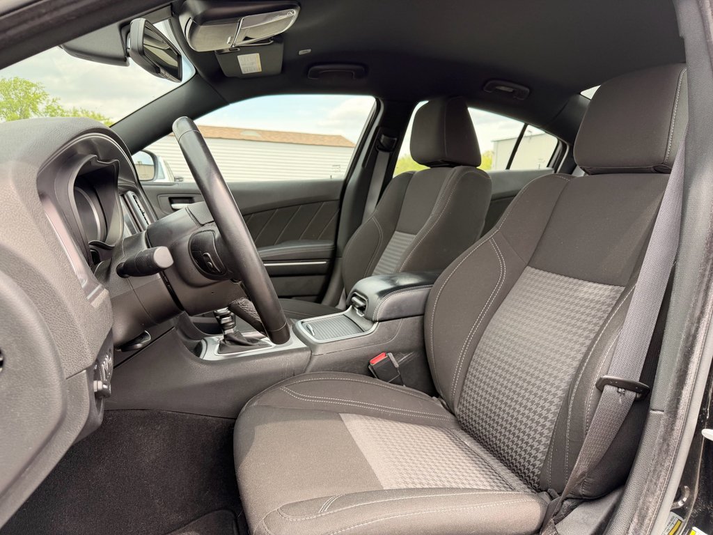 Used 2023 Pitch Black Clearcoat Dodge SXT image 4