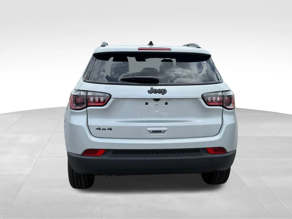 New 2026 Silver Zynith Metallic Clear-Coat Exterior Paint Jeep Latitude image 27