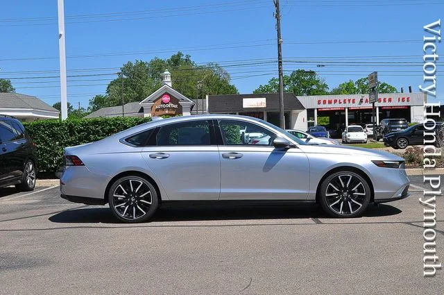New 2026 Solar Silver Metallic Honda Touring image 2