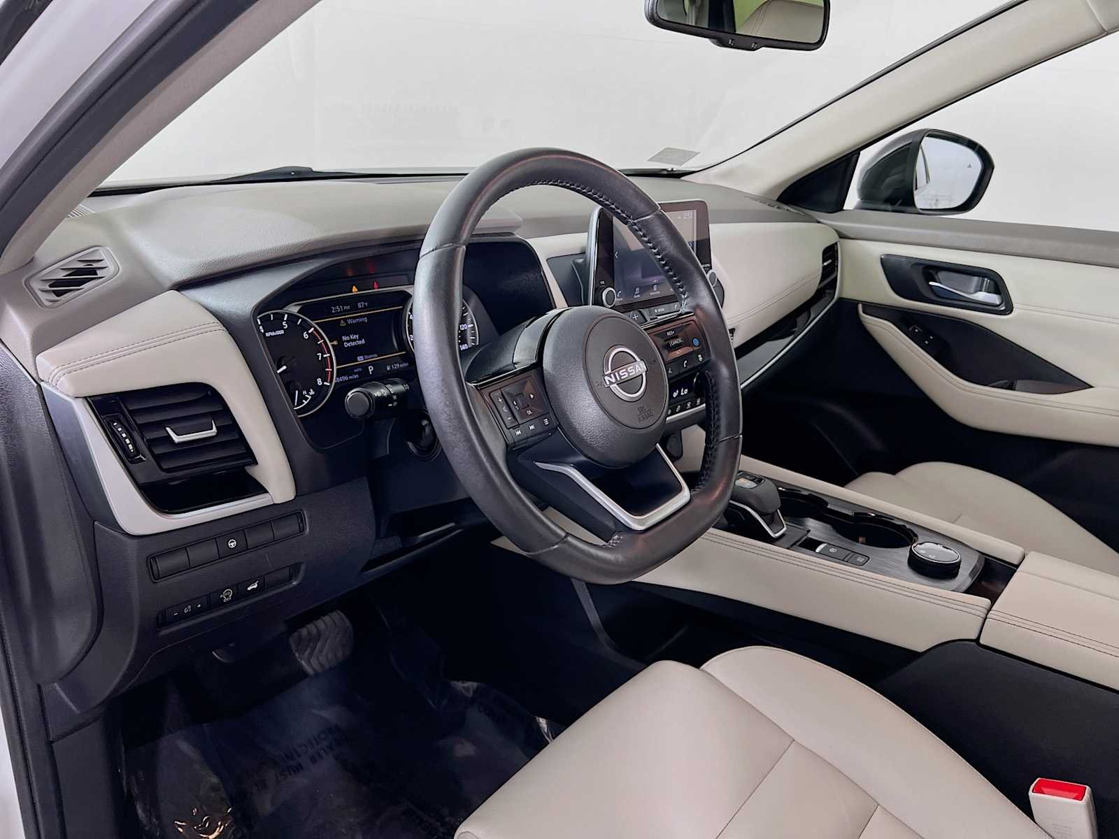Used 2023 Pearl White Tricoat/Super Black Nissan SL image 9