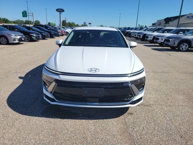 Used 2025 White Hyundai SEL image 19