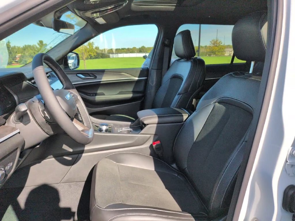 New 2027 White Jeep Laredo Altitude image 19