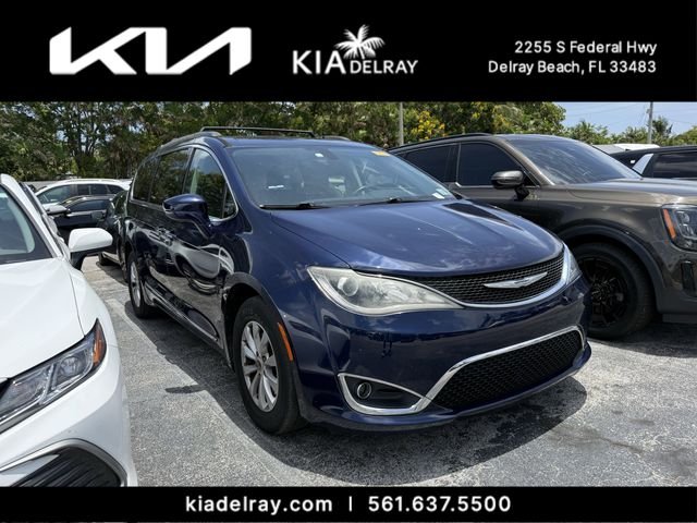 2017 Chrysler Pacifica Touring-L's photo