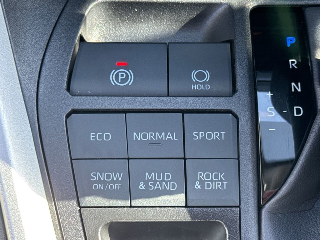 2025 Toyota RAV4 XLE - Photo 29