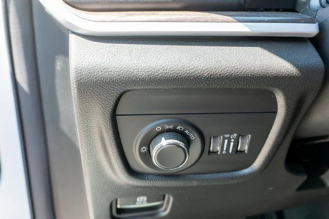 New 2026 Bright White Clear-Coat Exterior Paint Jeep Altitude image 17