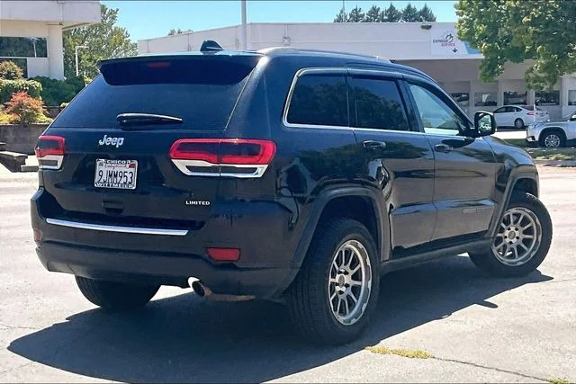 Used 2019 Diamond Black Jeep Limited image 13