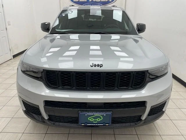 Certified Used 2023 Silver Jeep  image 15