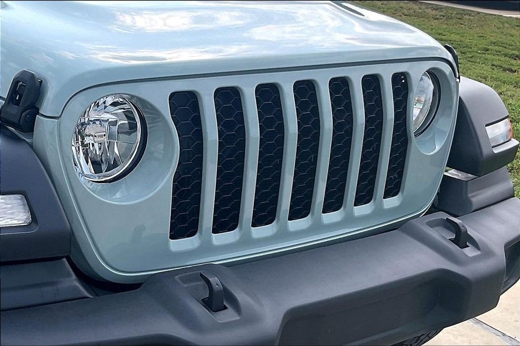 Used 2024  Jeep Sport S image 29
