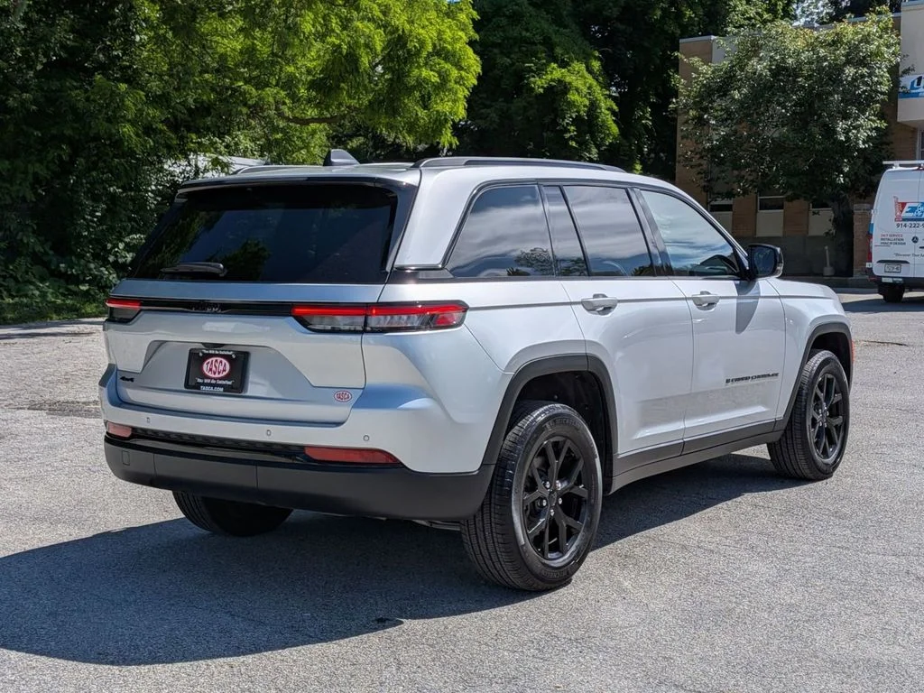 Used 2025 Silver Jeep Altitude X image 3