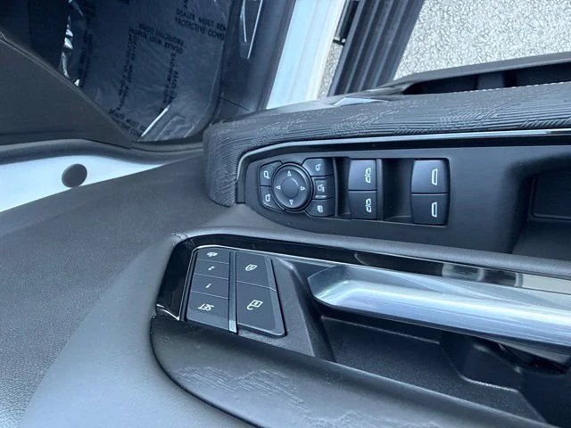 Used 2025 White GMC AT4X image 26