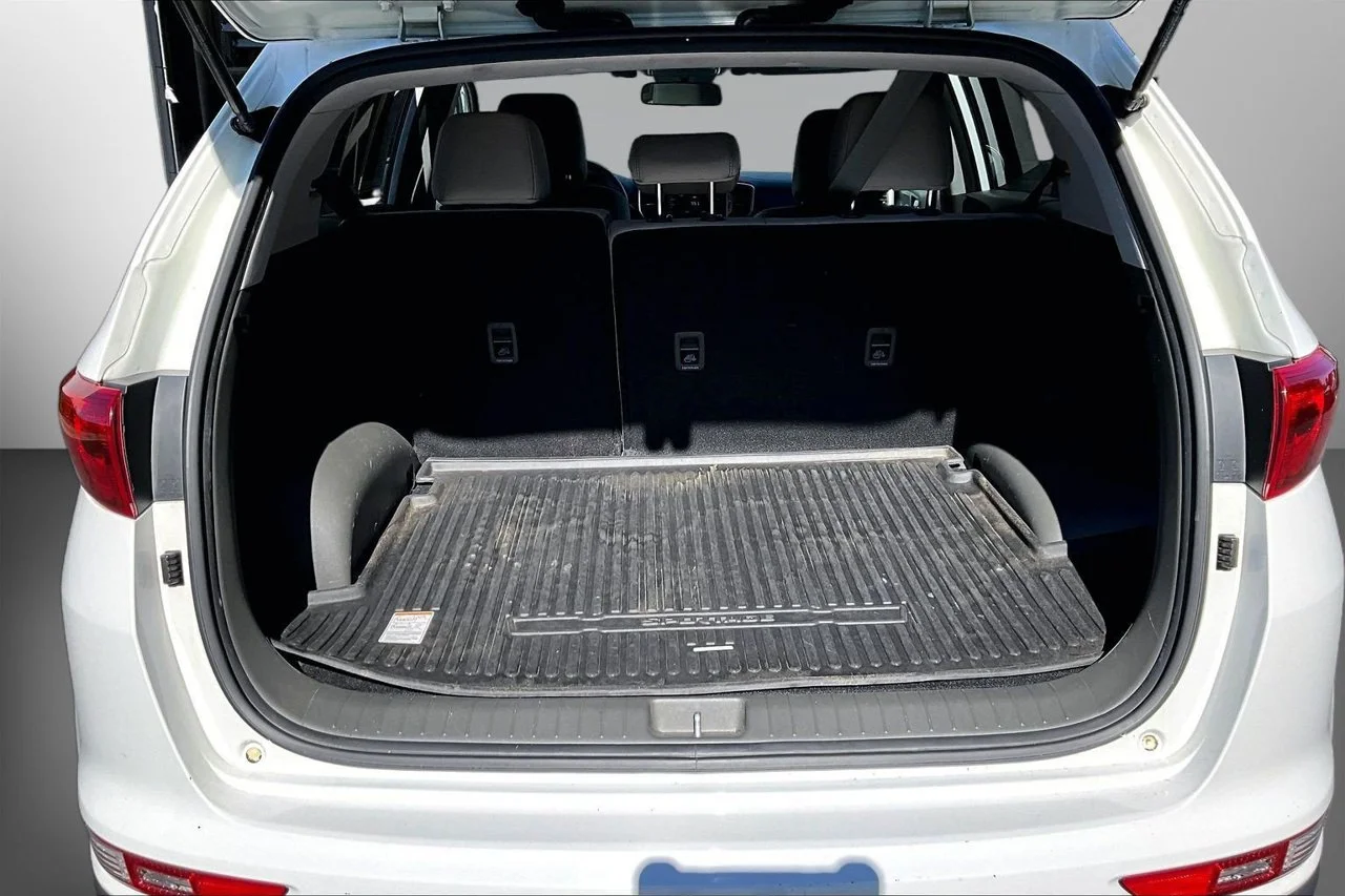 Used 2017 White Kia LX image 23