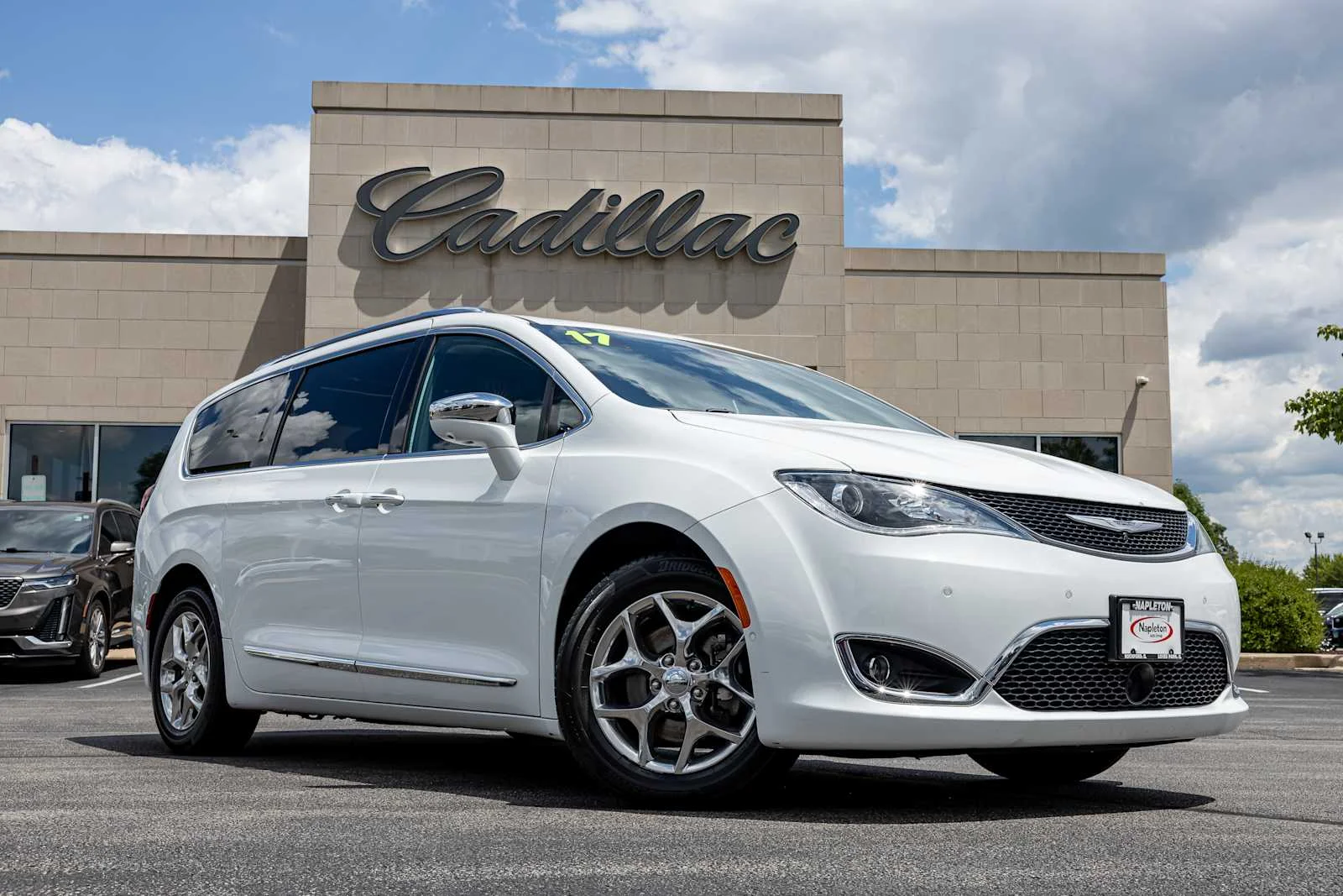 2017 Chrysler Pacifica Limited's photo