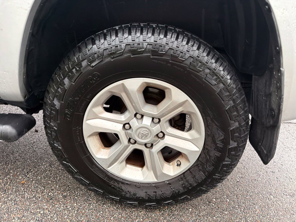 Used 2018 Classic Silver Metallic Toyota SR5 image 27