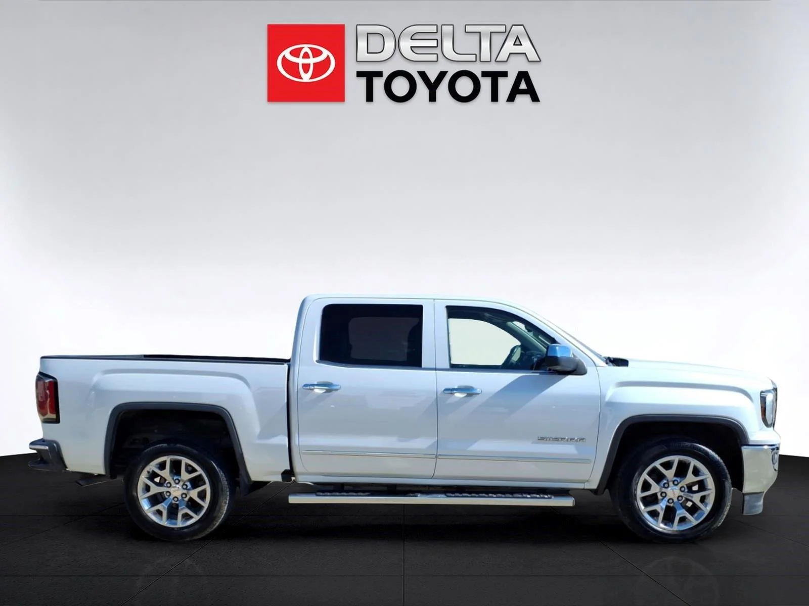 Used 2017 White Frost Tricoat GMC SLT image 6