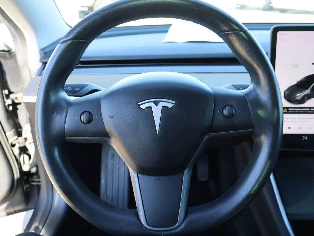 Used 2018  Tesla  image 25