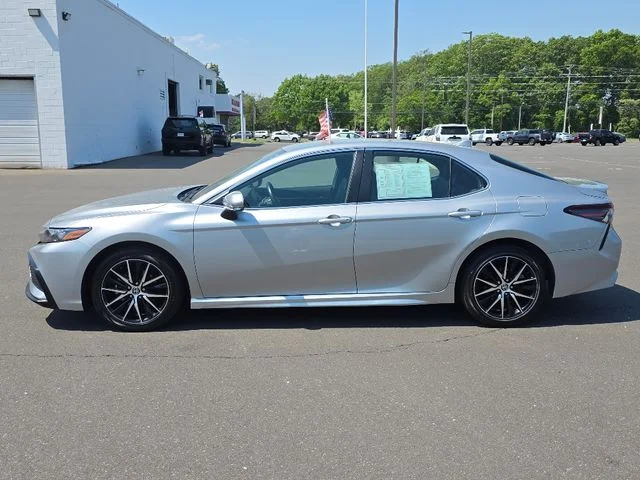 2024 Toyota Camry SE - Photo 7