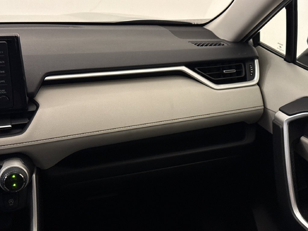 Used 2020 Silver Sky Metallic Toyota XLE Premium image 17