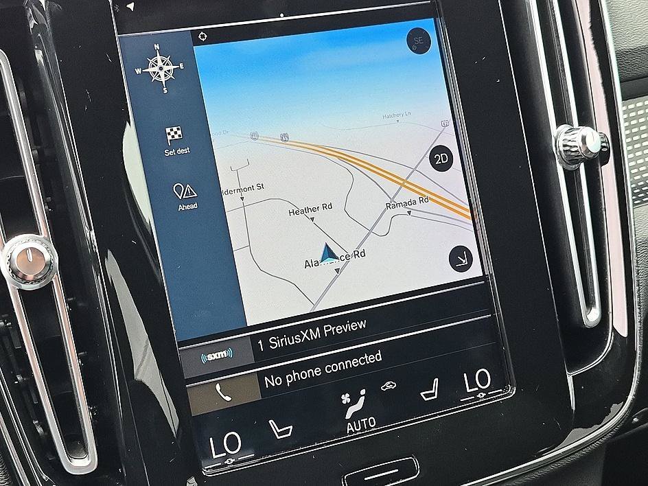 Used 2019  Volvo R-Design image 24