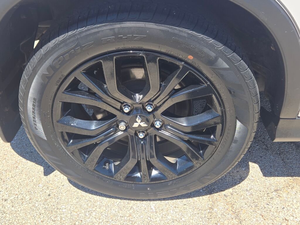 Used 2019  Mitsubishi 4WD**1 OWNER** image 8