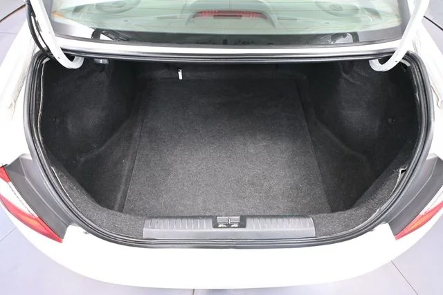 Used 2009 White Honda LX image 31