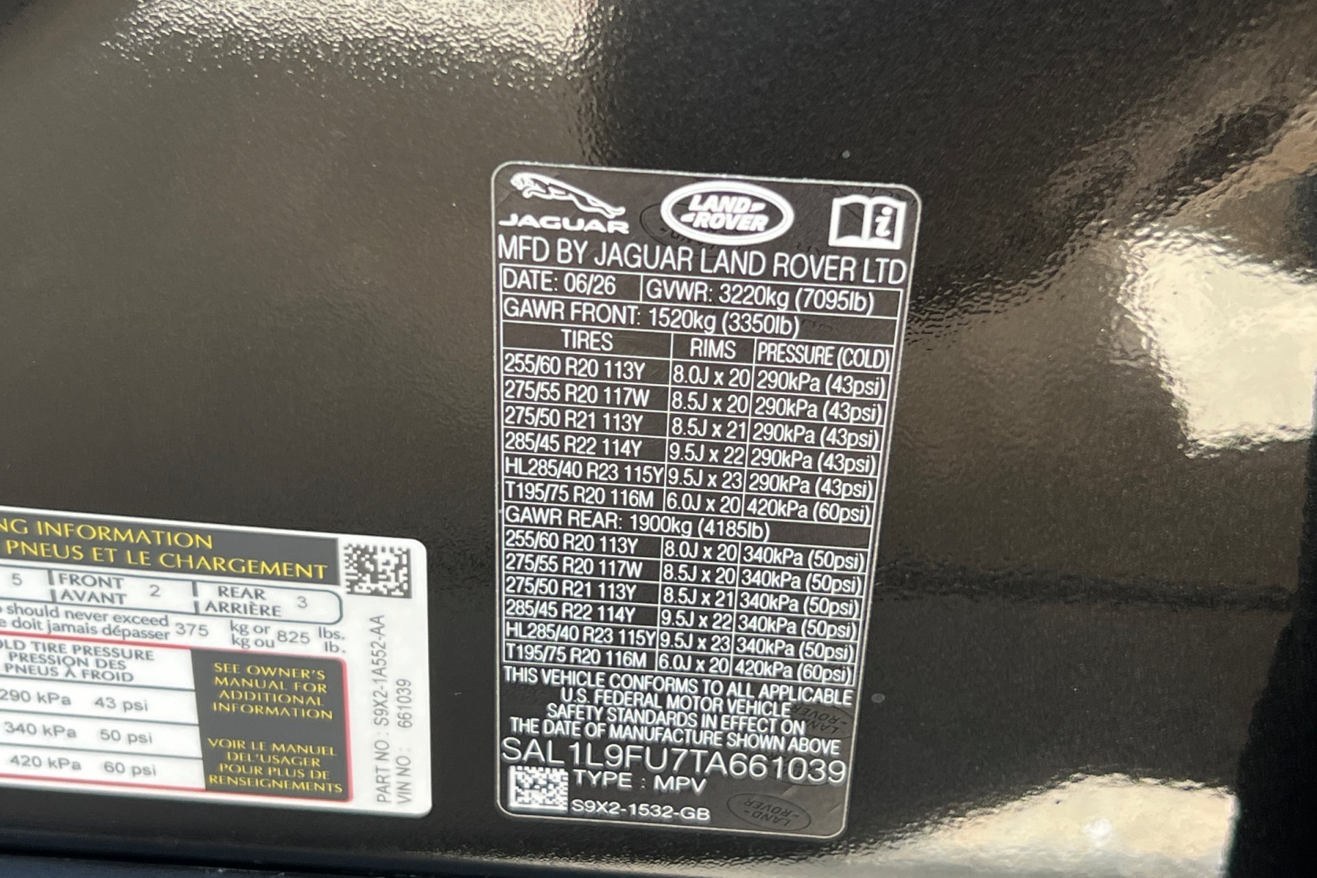 New 2026 Santorini Black Land Rover Dynamic SE image 30