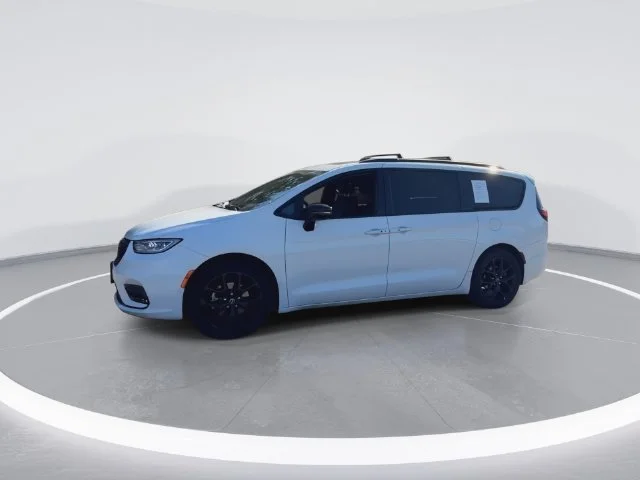 Used 2025 White Chrysler Limited image 9