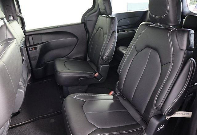 2025 Chrysler Pacifica Select - Photo 9