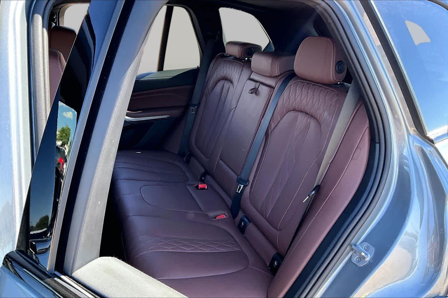 Used 2024 Skyscraper Grey Metallic BMW xDrive40i image 18