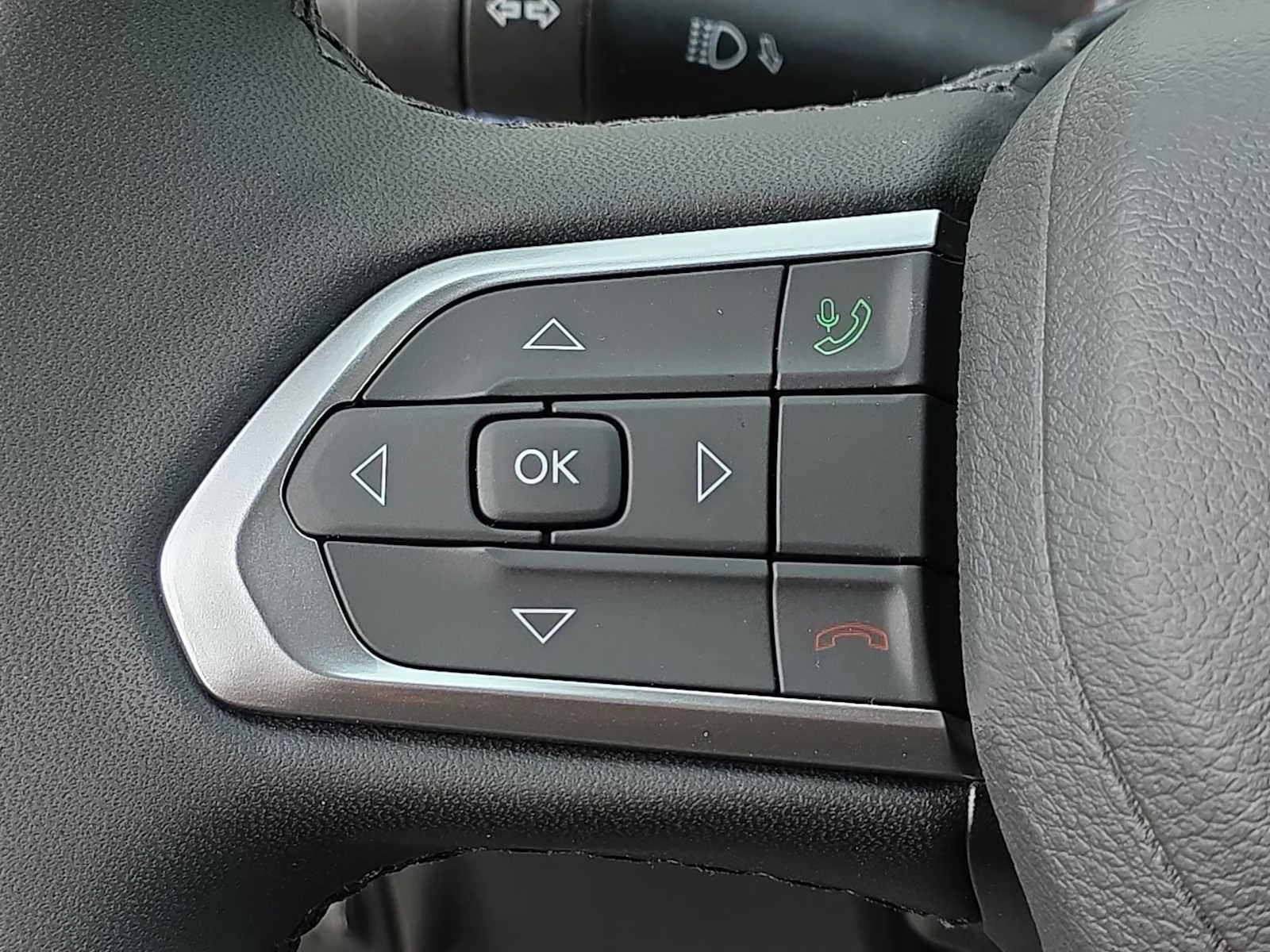 Used 2026 Bright White Clearcoat Jeep Latitude Altitude image 26
