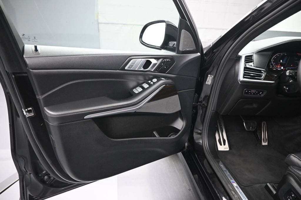 Used 2020 Black BMW xDrive40i image 16