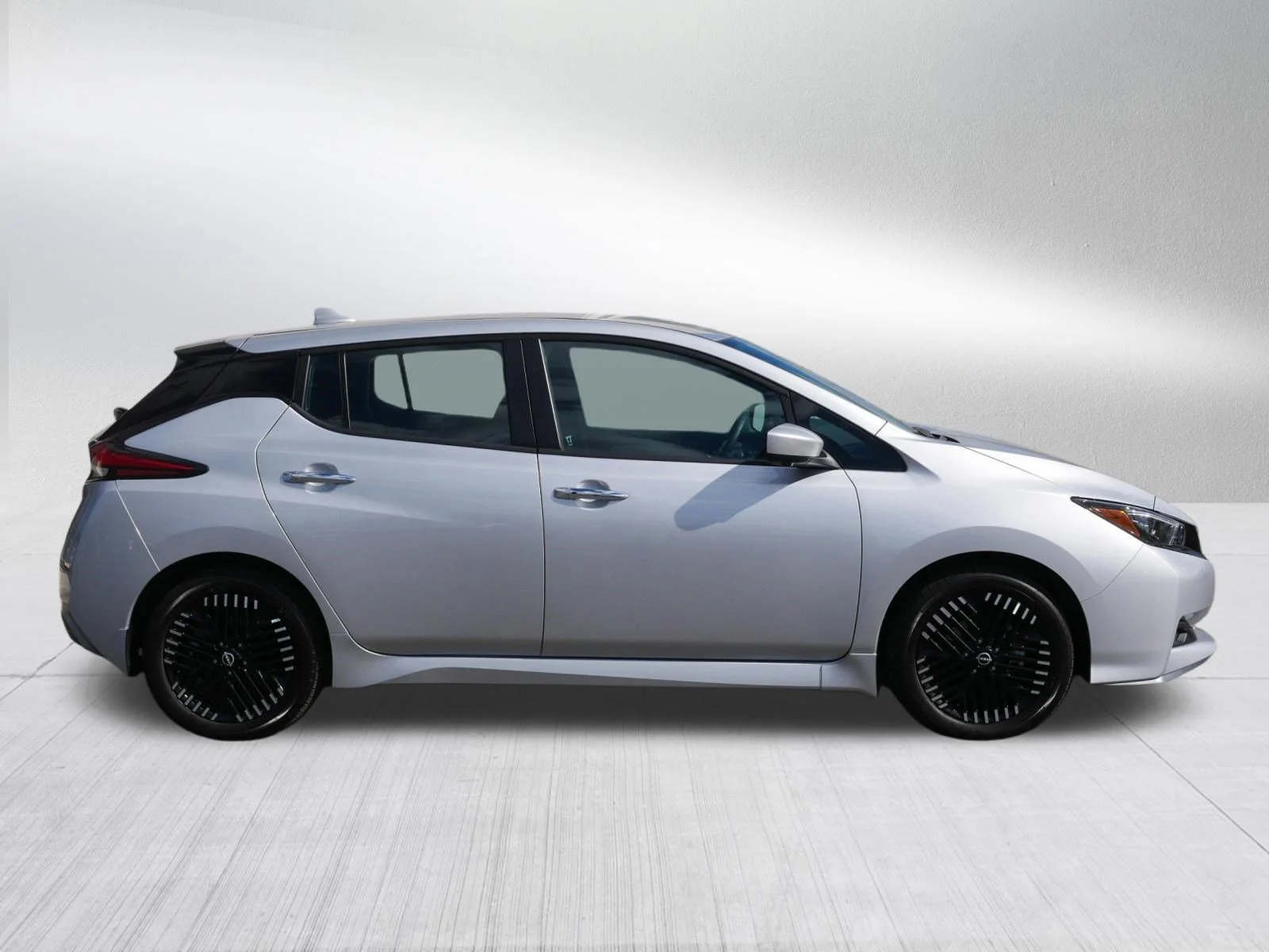 Used 2025 Brilliant Silver Metallic Nissan SV PLUS image 8