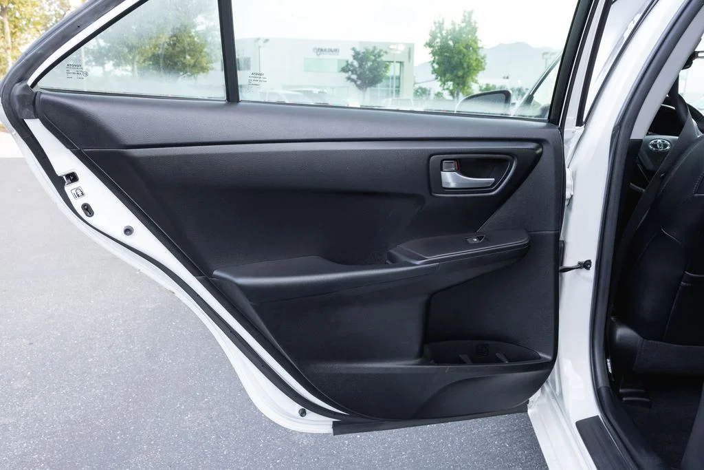 Used 2016 Blizzard Pearl Toyota SE image 28