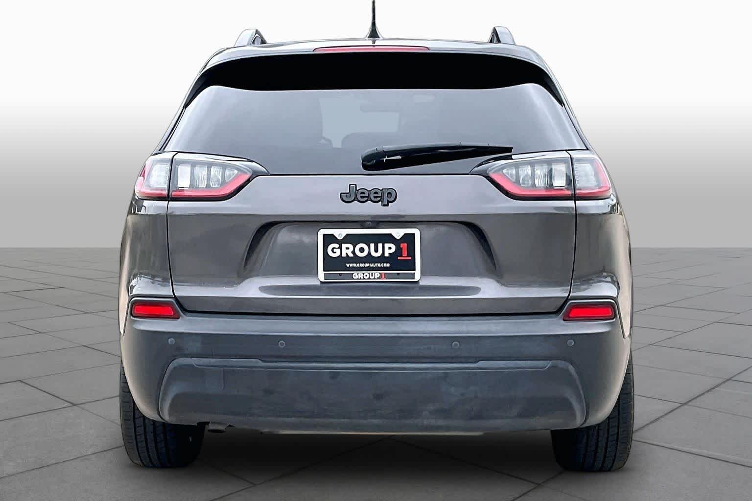 Used 2019 Granite Crystal Metallic Clearcoat Jeep Altitude image 5