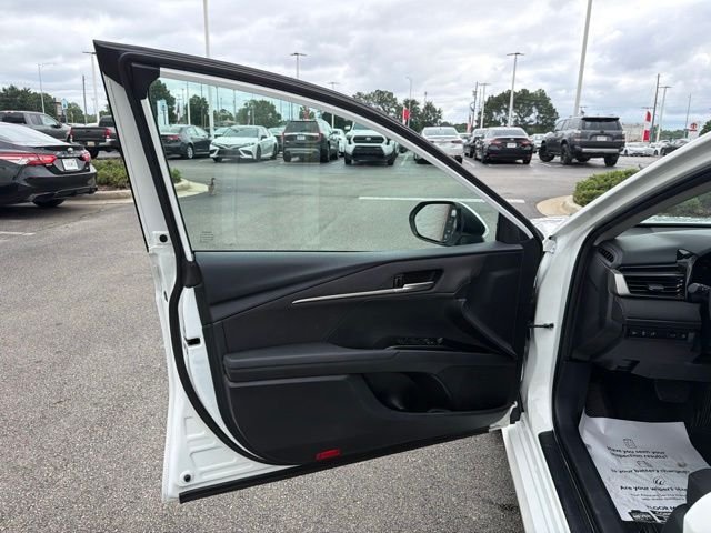 Used 2025 White Toyota LE image 25