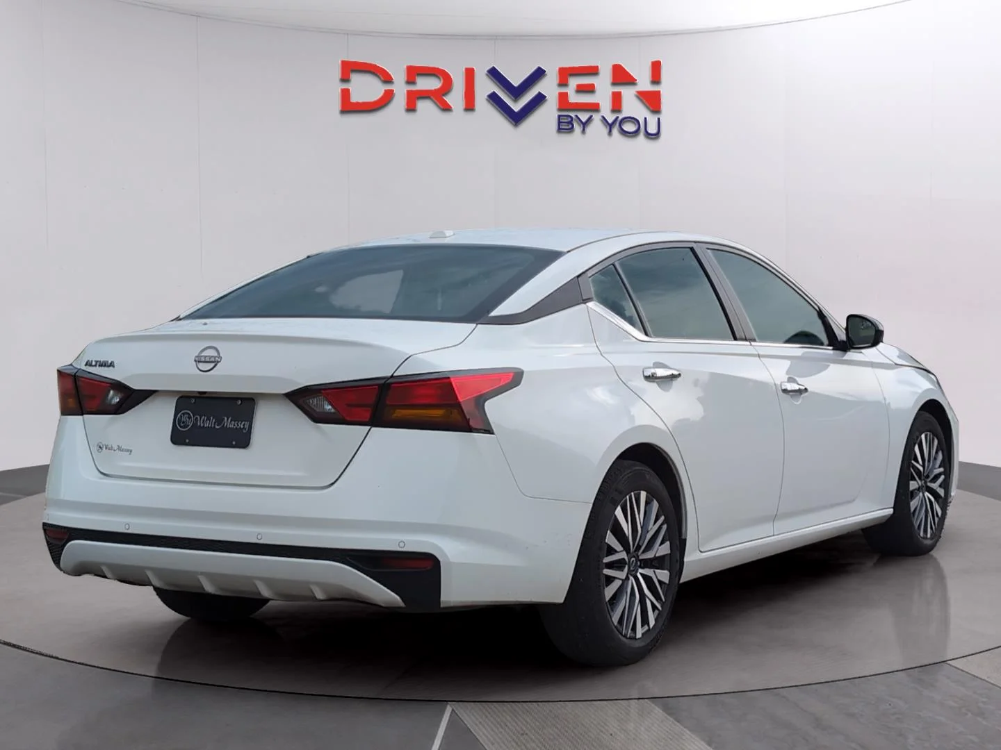 Used 2025 Glacier White Nissan SV image 5