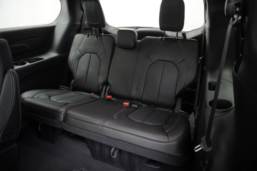 New 2027 Diamond Black Crystal Pearl-Coat Exterior Paint Chrysler Select image 18