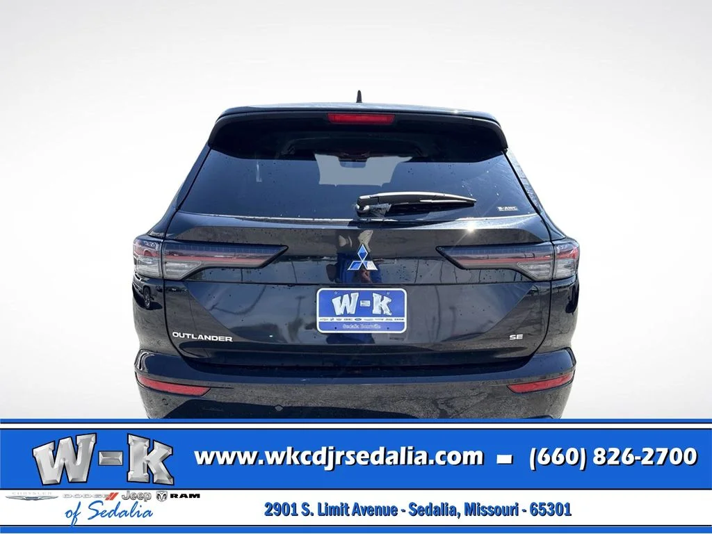 Used 2025 Black Mitsubishi SE image 8