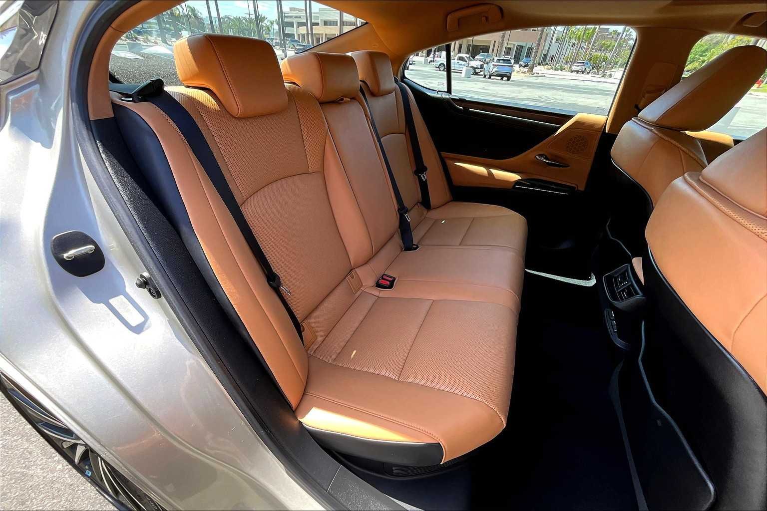 Certified Used 2022 MOONBEAM BEIGE MET. Lexus  image 19