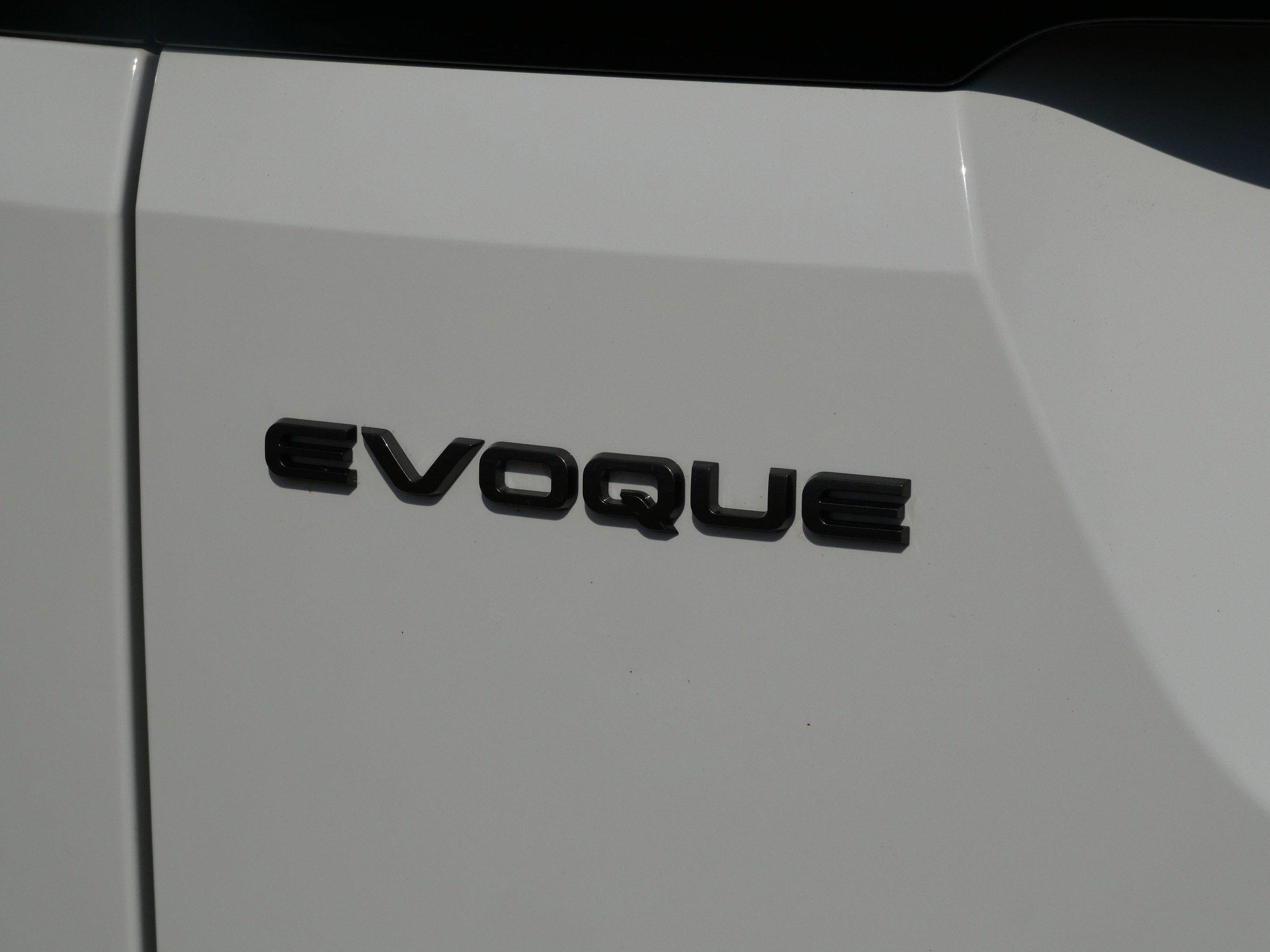 Used 2023 Fuji White Land Rover R-Dynamic SE image 12