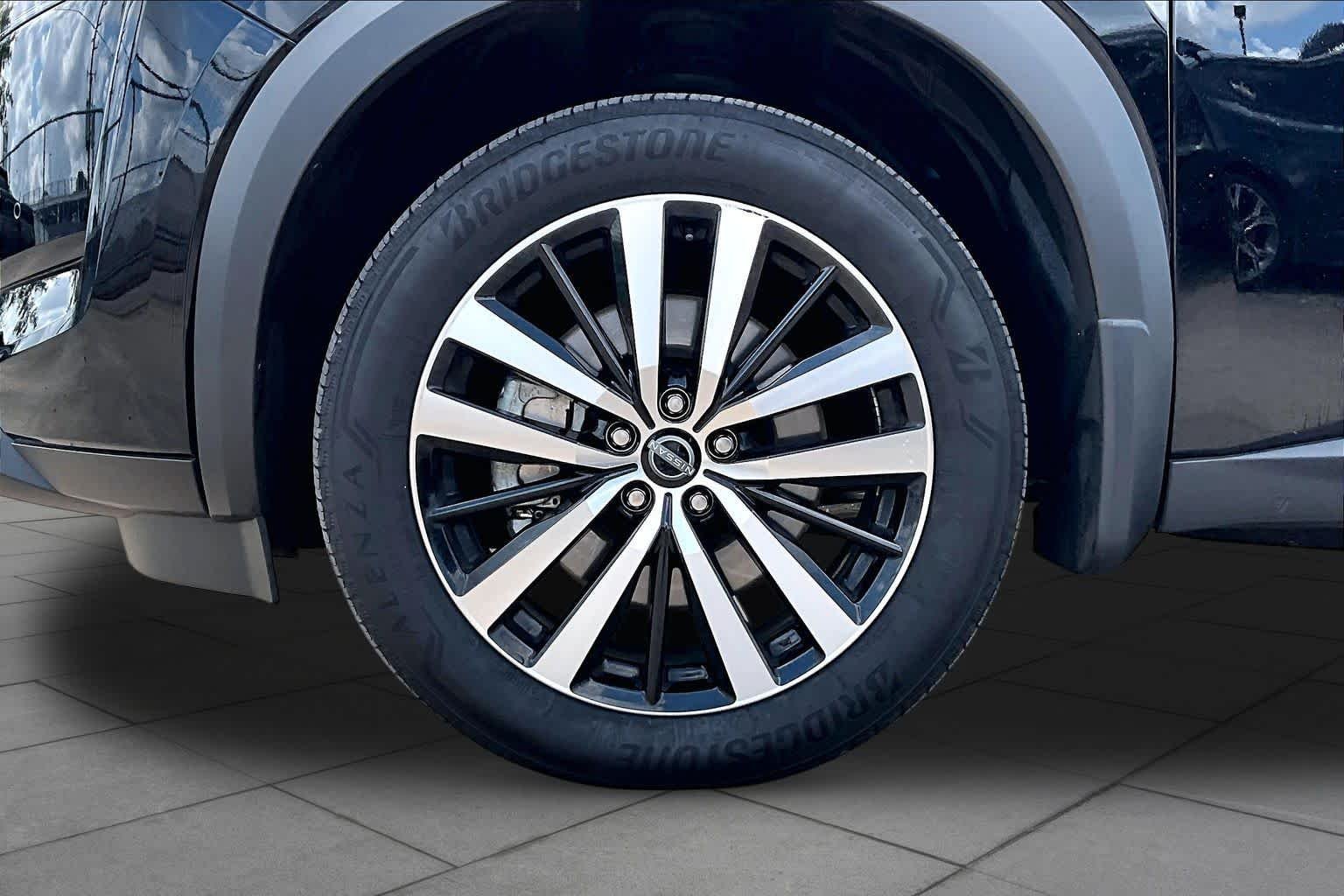 Used 2025 Super Black Nissan Platinum image 11